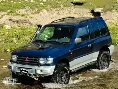 Usata Mitsubishi Pajero 125 CV (91 kW) 2000 Blu SUV