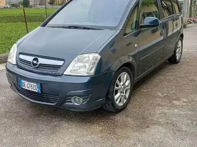 Usado Opel Meriva 101 CV (74 kW) 2007 Gris Monovolumen