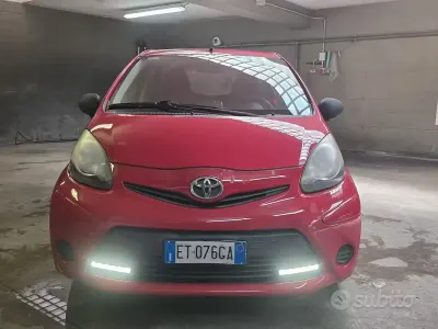 Usata Toyota Aygo Connect Style 68 CV (50 kW) 2013 Rosso Utilitaria