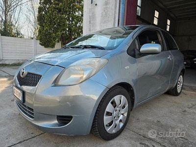 Usata Toyota Yaris Sol 69 CV (50 kW) 2006 Grigio Utilitaria