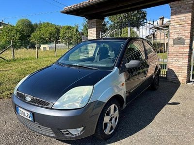 Usata Ford Fiesta 75 CV (55 kW) 2003 Grigio Utilitaria