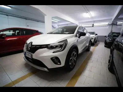 Usata Renault Captur Intens 160 CV (117 kW) 2021 Grigio chiaro SUV