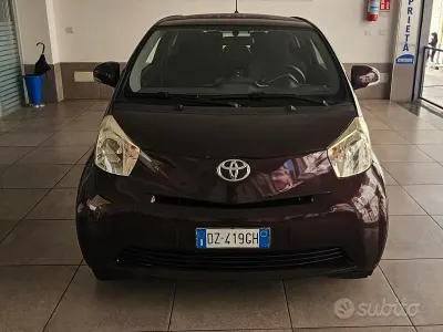 Usata Toyota iQ 68 CV (50 kW) 2009 Marrone Utilitaria
