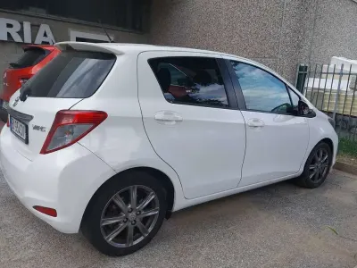 Usata Toyota Yaris Lounge 99 CV (72 kW) 2012 Bianco Utilitaria