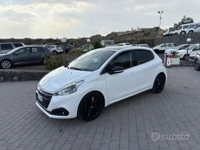 Usata Peugeot 208 Allure 82 CV (60 kW) 2016 Bianco Utilitaria