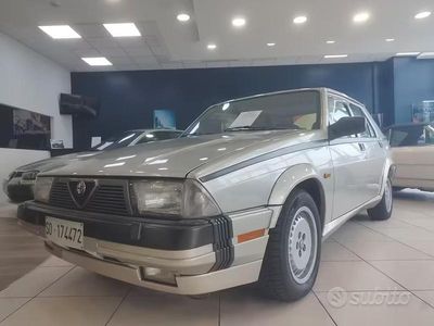 Usata Alfa Romeo 75 184 CV (135 kW) 1988 Grigio Berlina