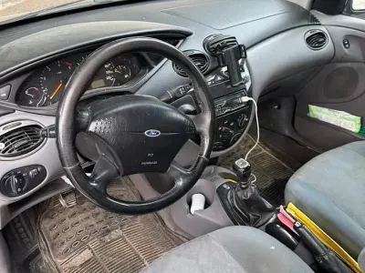 Usado Ford Focus 116 HP (85 kW) 2001 Preto Sedan