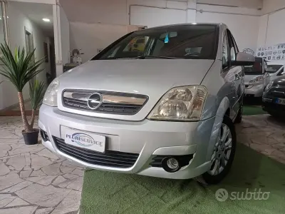 Begagnad Opel Meriva 90 HK (66 kW) 2010 Grå Minibuss