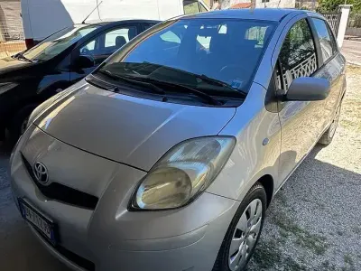 Usata Toyota Yaris Sol 90 CV (66 kW) 2009 Grigio Utilitaria