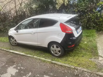 Usata Ford Fiesta 90 CV (66 kW) 2010 Bianco Berlina