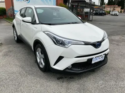 Usata Toyota C-HR Active 98 CV (72 kW) 2017 Bianco SUV