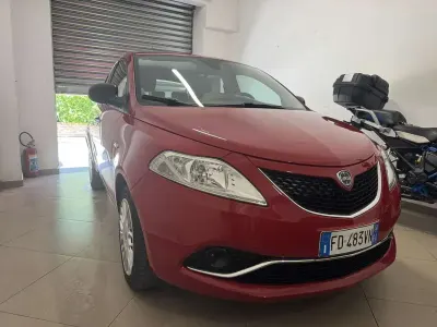 Usata Lancia Ypsilon Gold 69 CV (50 kW) 2016 Rosso Utilitaria
