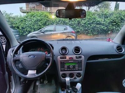 Usata Ford Fusion 95 CV (69 kW) 2006 Argento Utilitaria