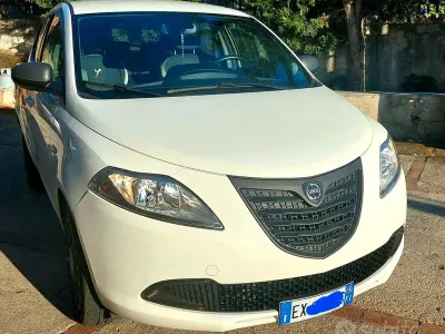 Usata Lancia Ypsilon 69 CV (50 kW) 2014 Bianco Utilitaria