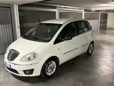 Usata Lancia Musa 77 CV (56 kW) 2012 Bianco Monovolume