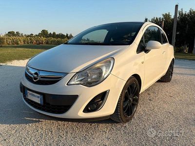 Usata Opel Corsa 75 CV (55 kW) 2011 Bianco Berlina