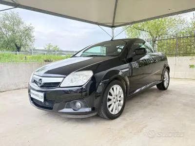 Usata Opel Tigra 90 CV (66 kW) 2005 Nero Cabrio