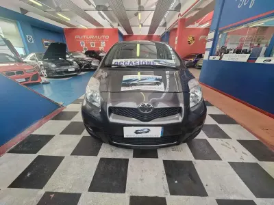 Usata Toyota Yaris Sol 69 CV (50 kW) 2011 Grigio Utilitaria