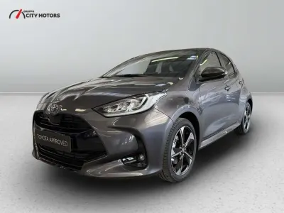 Neu Toyota Yaris Hybrid Lounge 131 PS (96 kW) 2026 Grau Limousine