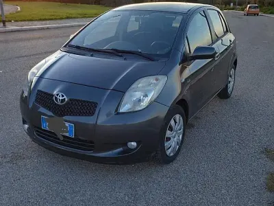 Usata Toyota Yaris 90 CV (66 kW) 2008 Grigio Utilitaria