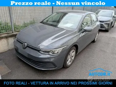 Usata VW Golf VIII Life 131 CV (96 kW) 2022 Dolphin grey Berlina