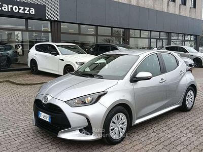 Usata Toyota Yaris Hybrid Active 92 CV (67 kW) 2024 Argento Berlina