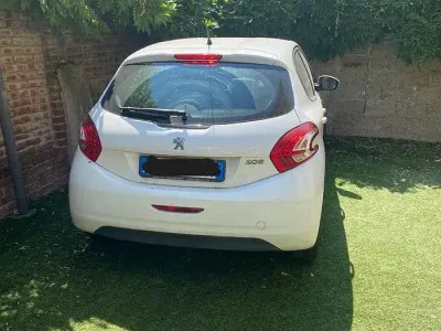 Usata Peugeot 208 68 CV (50 kW) 2015 Bianco Utilitaria