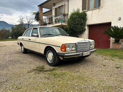 Begagnad Mercedes 200 109 HK (80 kW) 1981 Sedan