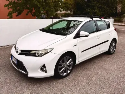 Usata Toyota Auris Hybrid 99 CV (72 kW) 2013 Bianco Berlina