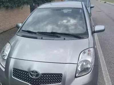 Usata Toyota Yaris 69 CV (50 kW) 2006 Grigio Berlina