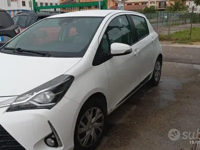 Usata Toyota Yaris Active 69 CV (50 kW) 2018 Bianco Berlina
