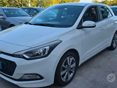 Usata Hyundai i20 75 CV (55 kW) 2015 Bianco Berlina