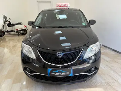 Usado Lancia Ypsilon Silver 69 HP (50 kW) 2016 Preto Citadino
