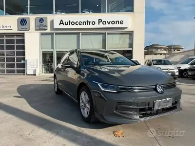 Usata VW Golf VIII Life 115 CV (84 kW) 2025 Grigio Berlina