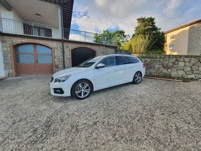 Usata Peugeot 308 SW Allure 131 CV (96 kW) 2021 Bianco Station wagon