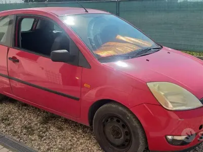 Usata Ford Fiesta 75 CV (55 kW) 2005 Rosso Utilitaria