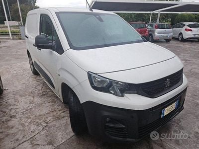 Usata Peugeot Partner Premium 99 CV (72 kW) 2018 Bianco pastello Monovolume