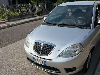 Usata Lancia Ypsilon 60 CV (44 kW) 2007 Argento Utilitaria