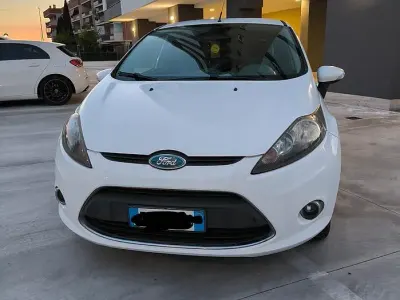 Usata Ford Fiesta 82 CV (60 kW) 2011 Bianco Berlina