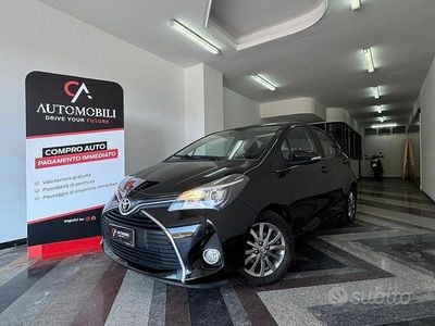 Begagnad Toyota Yaris Lounge 70 HK (51 kW) 2016 Svart Sedan