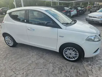 Usata Lancia Ypsilon Gold 69 CV (50 kW) 2017 Bianco pastello Utilitaria