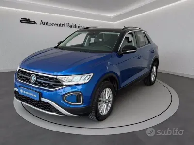 Usata VW T-Roc Life 110 CV (80 kW) 2023 Blu ravenna met /tetto nero SUV