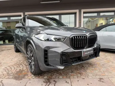 Usata BMW X5 M Sport 340 CV (250 kW) 2024 Grigio medio metallizzato SUV