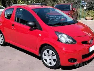 Second-hand Toyota Aygo 68 CP (50 kW) 2011 Roșu Hatchback