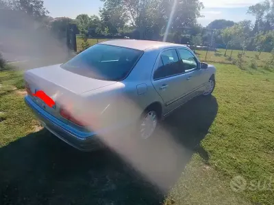 Usata Mercedes E200 136 CV (100 kW) 2000 Grigio Berlina