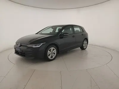 Usata VW Golf VIII Life 116 CV (85 kW) 2025 Grenadill black metallizzato Berlina