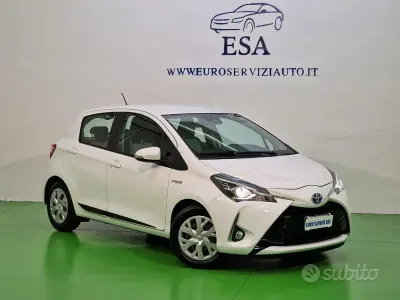 Usata Toyota Yaris Hybrid Cool 73 CV (53 kW) 2018 Bianco Berlina