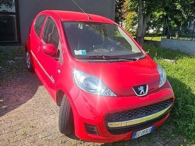 Usata Peugeot 107 68 CV (50 kW) 2011 Rosso Utilitaria