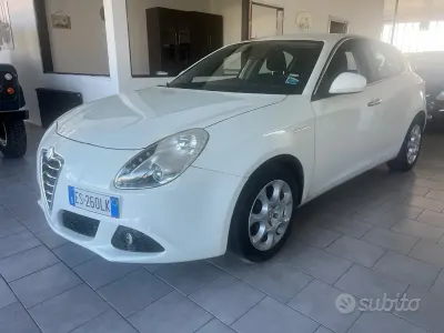 Usata Alfa Romeo Giulietta Distinctive 105 CV (77 kW) 2013 Bianco Utilitaria