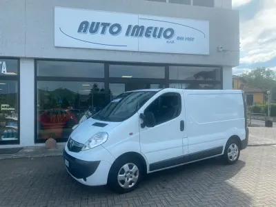 Usata Opel Vivaro 114 CV (83 kW) 2011 Bianco Monovolume